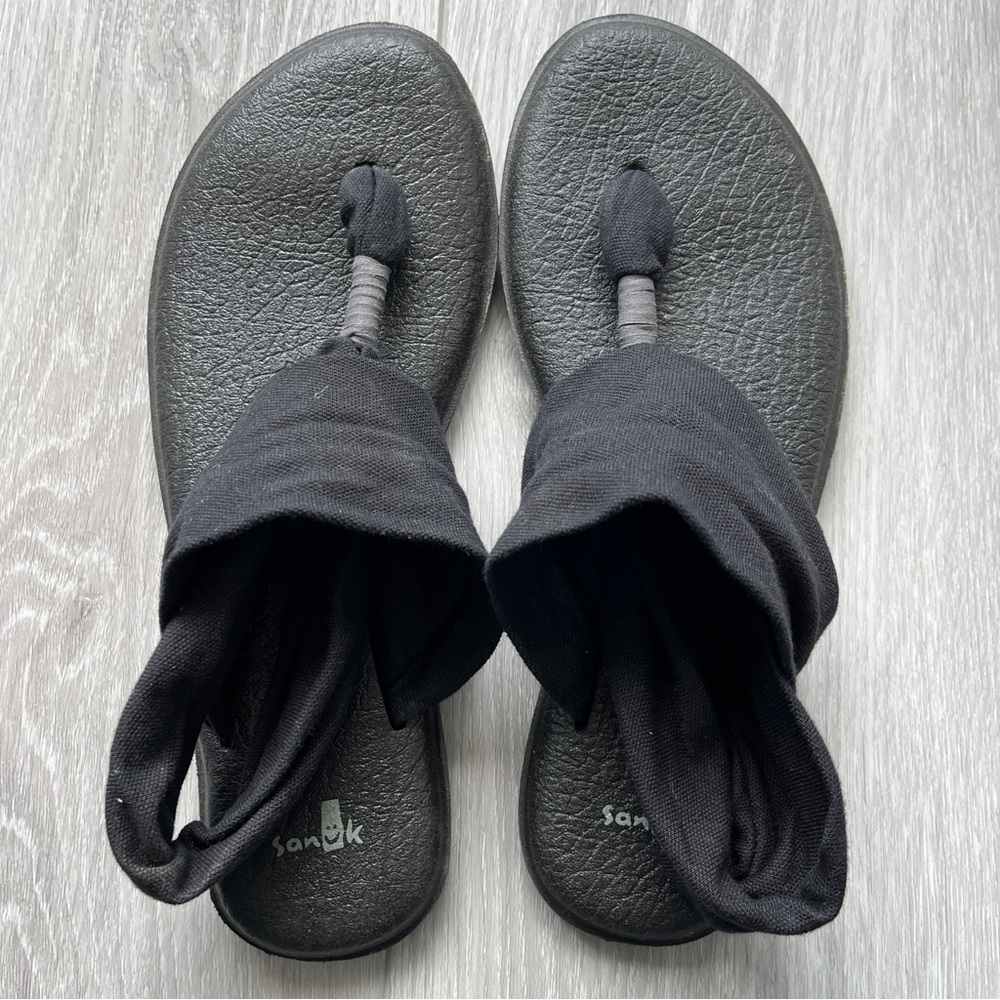 Sanuk Yoga Sandals in black, size 39 (US 8)